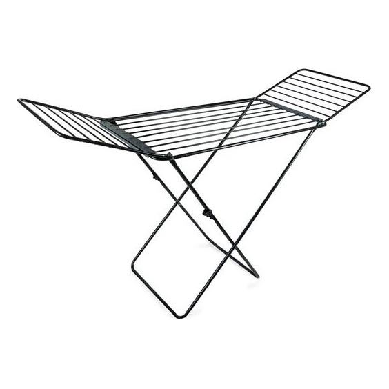 Skladací sušiak na prádlo je rozložený na bielom pozadí. Jeho konštrukcia je z čierneho kovu s mriežkovou plochou na sušenie.