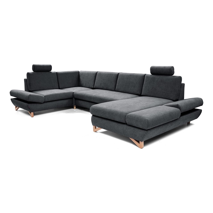 Rohová sedačka tmavosivej farby s drevenými nožičkami je umiestnená na bielom pozadí. Sedačka má viacero častí a opierky hlavy.