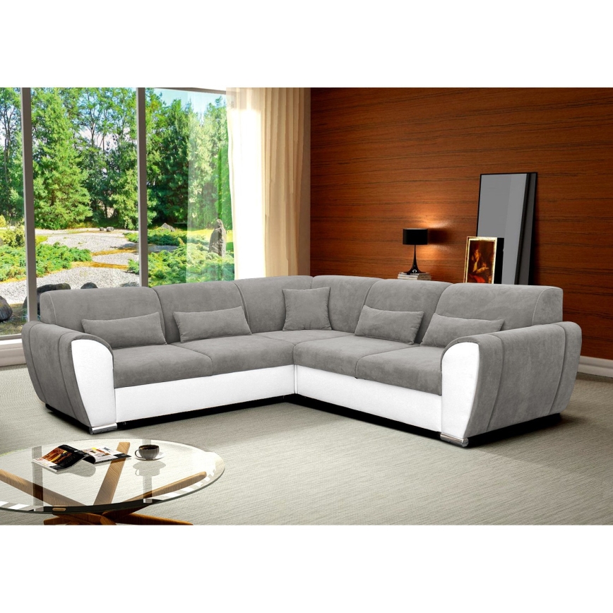 Rohová sedačka s šedou a bielou látkovou pohovkou a niekoľkými vankúšmi je umiestnená na bielom pozadí.