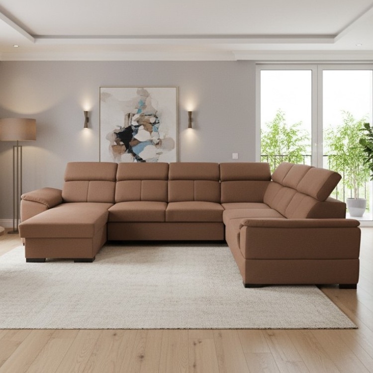 Rohová sedačka hnedo-hnedej farby stojí na bielom pozadí. Sedačka má tvar písmena U a pozostáva z niekoľkých častí. Je čalúnená a má tmavé drevené nožičky.