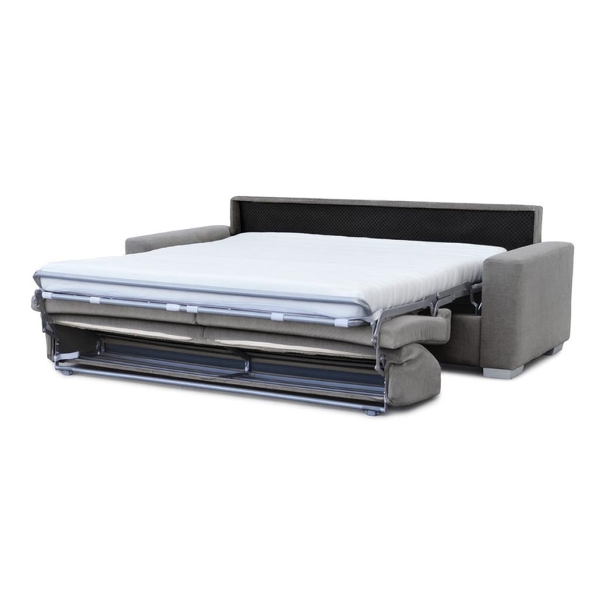 Sivá rozkladacia sedačka stojí na bielom pozadí. Sedačka je čalúnená sivou látkou a má jednoduchý dizajn. Nohy sedačky sú svetlé.