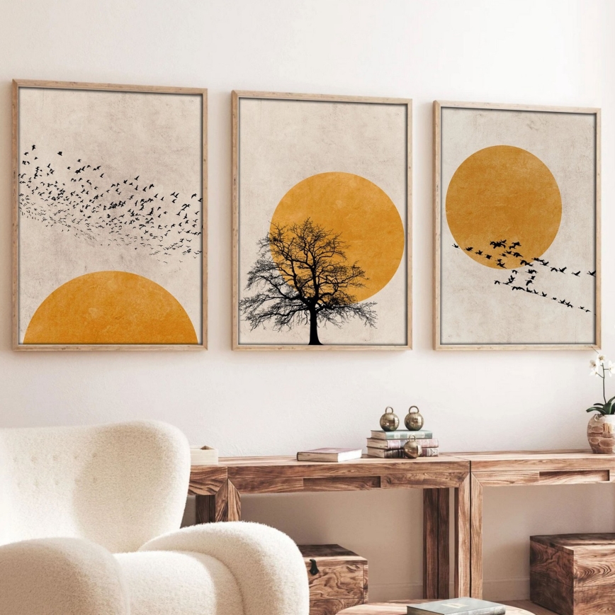 Trojica rámovaných obrazov zobrazuje abstrakciu prírody. Prvý obraz znázorňuje roj vtákov letiacich smerom k žltému slnku. Stredný obraz zobrazuje holý strom pred žltým slnkom. Tretí obraz znázorňuje roj vtákov letiacich od žltého slnka. Obrazy sú umiestnené na stene nad dreveným stolíkom v obývacej izbe.