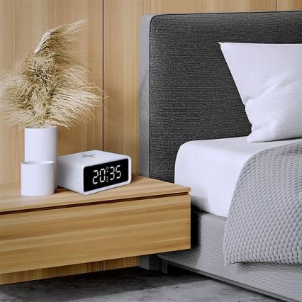 Digitálne hodiny s Qi bezdrôtovou nabíjačkou 230V/CR2032 biele