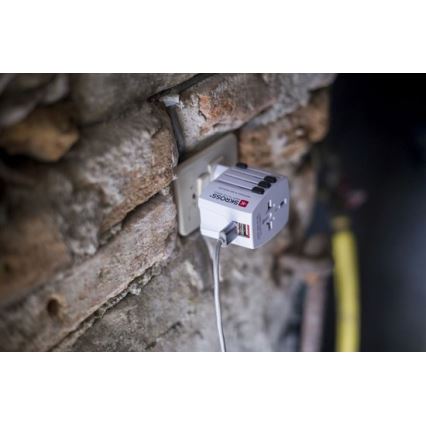 Medzinárodný cestovný adaptér 230V + 2x USB port