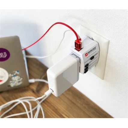 Medzinárodný cestovný adaptér 230V + 2x USB port