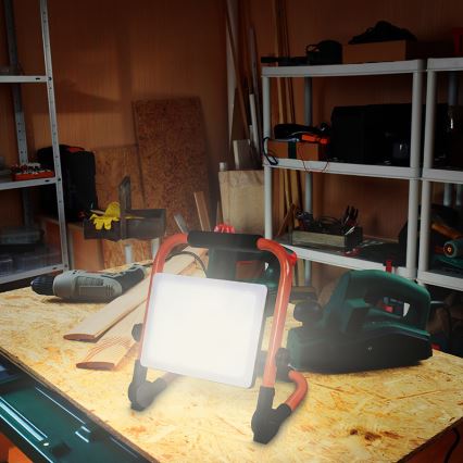 LED reflektor so stojanom LED/100W/230V 4000K IP65