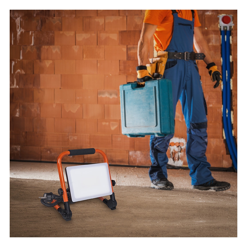 LED reflektor so stojanom LED/50W/230V 4000K IP65