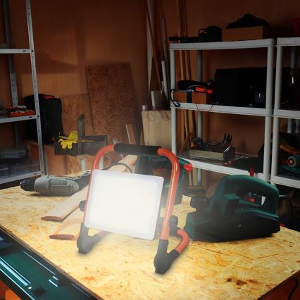 LED reflektor so stojanom LED/50W/230V 4000K IP65