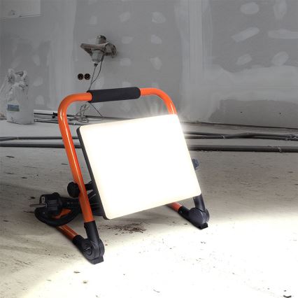 LED reflektor so stojanom LED/50W/230V 4000K IP65