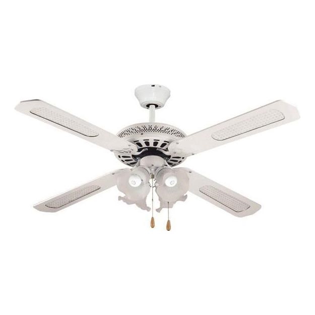 Biely stropný ventilátor s tromi lopatkami a dvoma svetlami visí v prázdnom priestore. Lopaty a kryt sú biele, s drevenými šnúrkami na reguláciu svetla.
