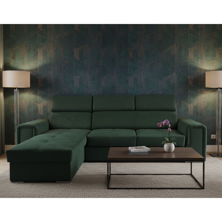 Rohová sedačka tmavozelenej farby je umiestnená na bielom pozadí. Sedačka má tri sedadlá a ľavý roh je zakončený dlhšou opierkou. Povrch je zamatový, s vertikálnymi ryhami na časti operadla.