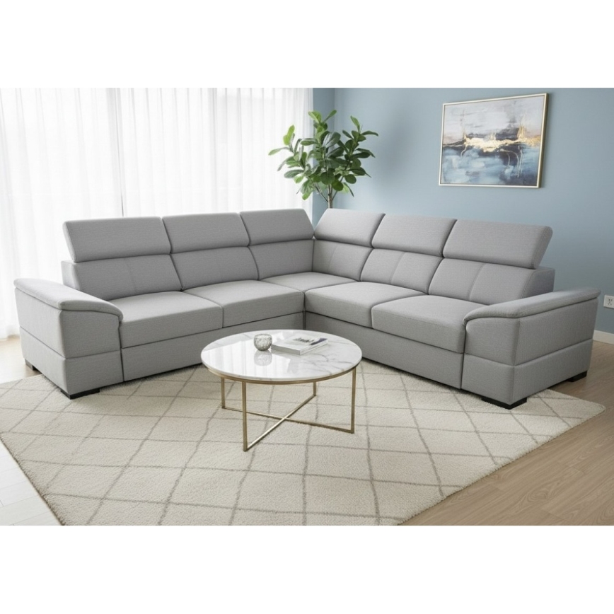 Rohová sedačka svetlohnedej farby je umiestnená na bielom pozadí. Sedačka má niekoľko sedacích častí a opierok. Je zobrazená v trojštvrťovom pohľade.