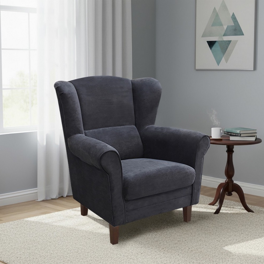 Tmavosivé kreslo s vysokým operadlom a podrúčkami stojí na drevených nôžkach. Je čalúnené tmavosivou látkou. Kreslo je umiestnené na bielom pozadí.