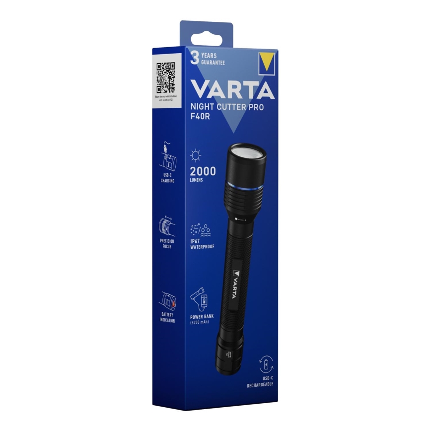 Prezentácia baterky Varta Night Cutter Pro F40R s 2000 lumenmi. Baterka je odolná voči vode (IP67), má presné zaostrovanie, nabíjanie cez USB-C a funkciu power banky (5200 mAh). Balenie ukazuje jej vlastnosti.