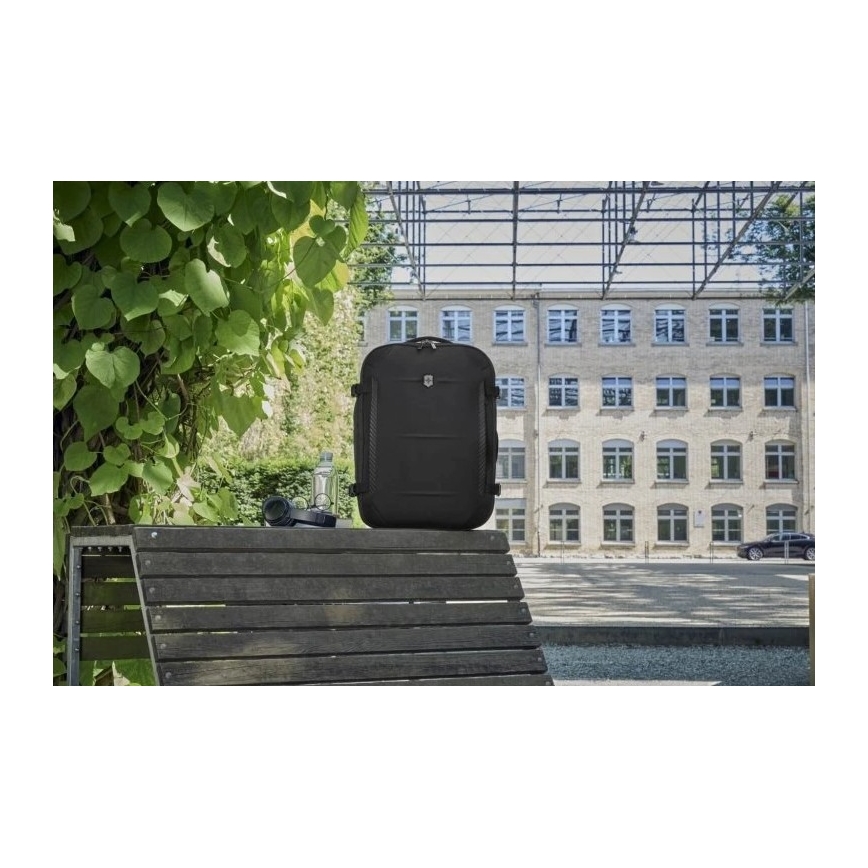 Victorinox - Rozšíriteľný batoh Crosslight Boarding 37 l čierna