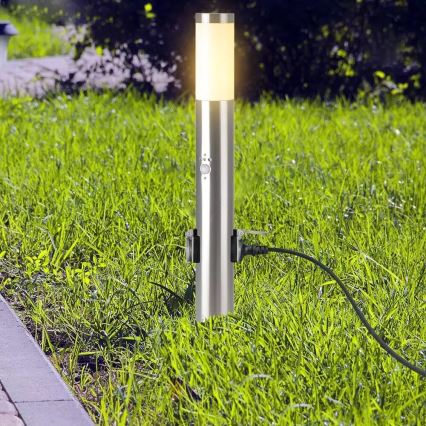 Vonkajšia lampa so senzorom + 2 zásuvkami SCHUKO 1xE27/60W/230V IP44 60cm matný chróm